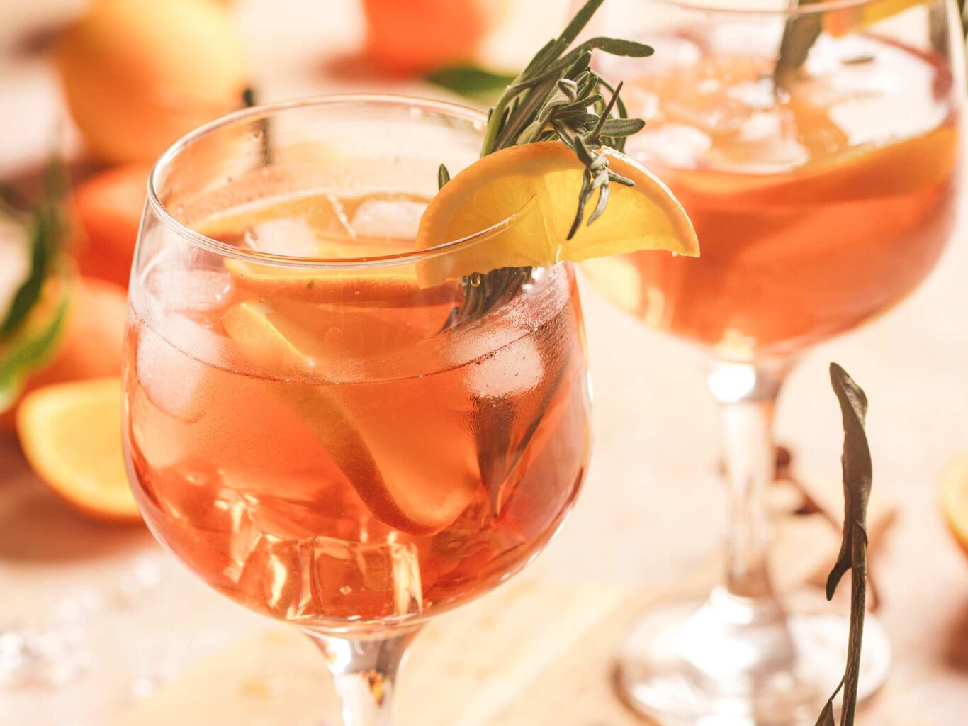 Lebendig und spritzig So gelingt der Aperol Lemon Spritz